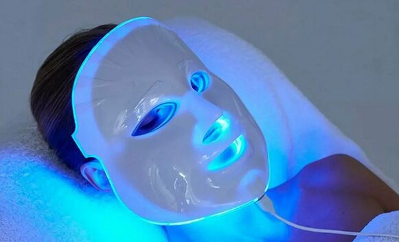 LED-Phototherapie-Behandlung zur Bekämpfung altersbedingter Veränderungen der Gesichtshaut. 