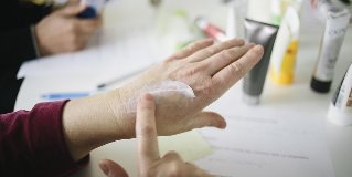 Haut-Verjüngung der Hände