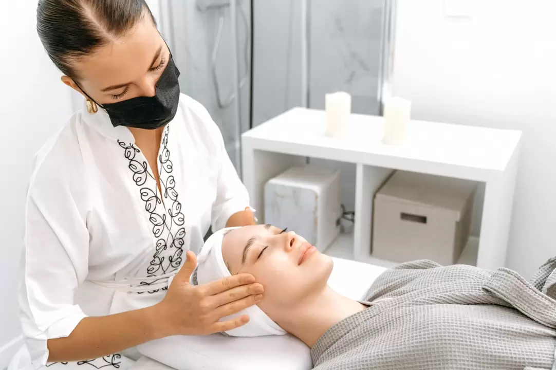 Eine professionelle Massage fördert die Verjüngung der Gesichtshaut ohne Injektionen. 
