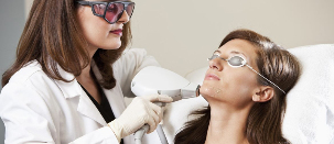 Kosmetiker hält laser-Verjüngung-Verfahren