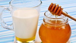 Kefir mit Honig zur verjüngenden Behandlung der Haut der Hände